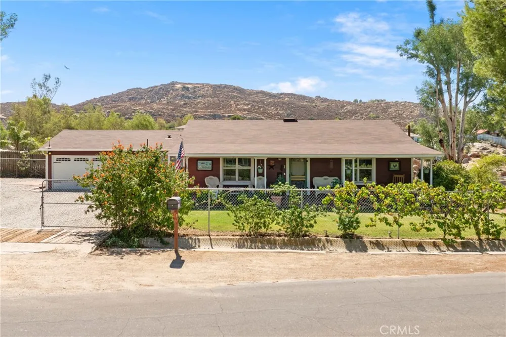 41097 Crest Hemet, CA 92544