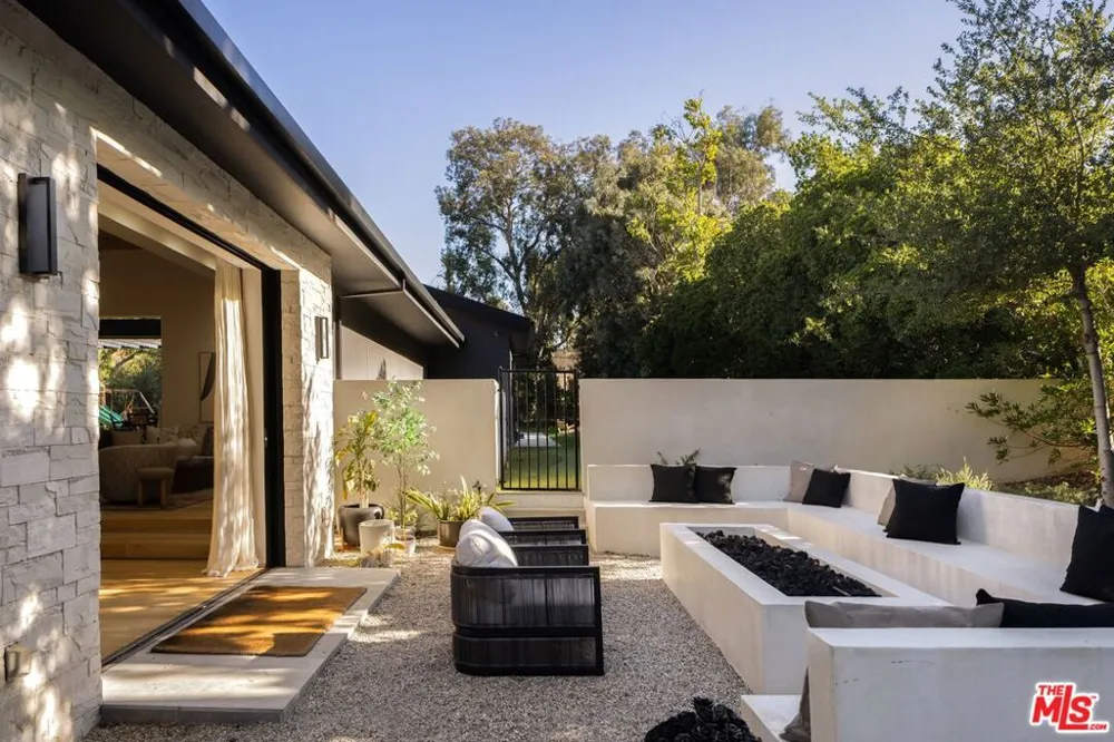 5717 Round Meadow Road Hidden Hills, CA 91302