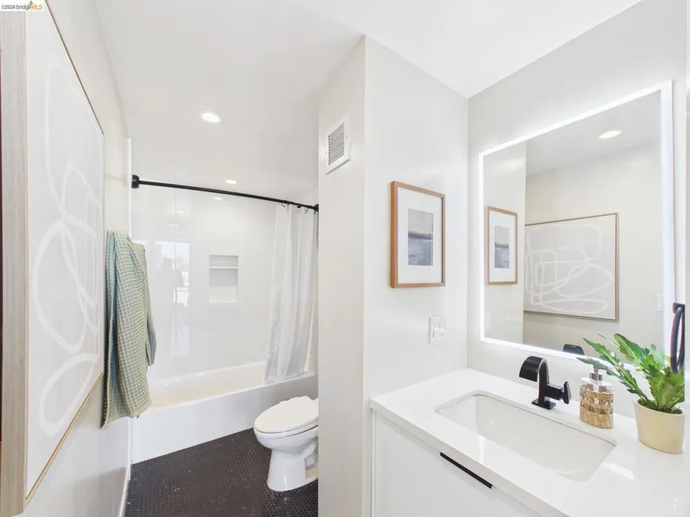 320 Lee St #702 Oakland, CA 94610