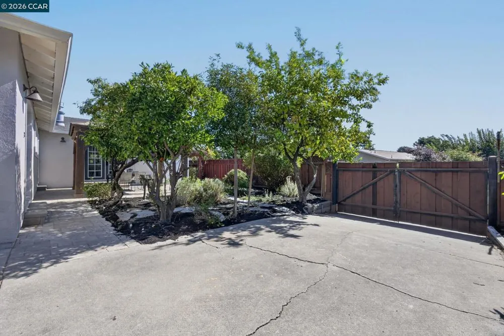 1883 Lynwood Dr Concord, CA 94519