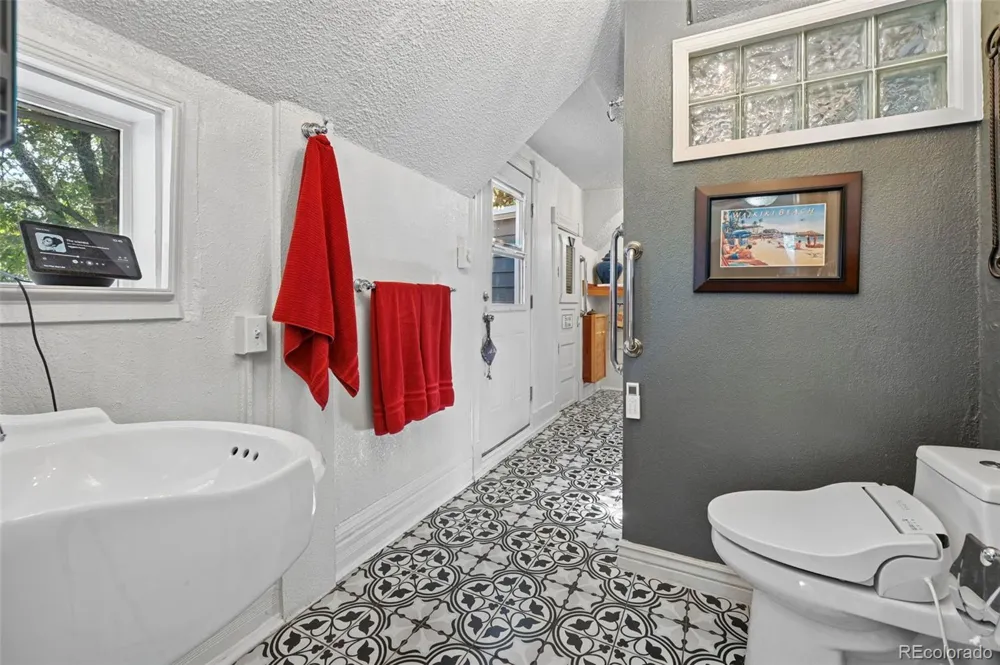 323 E Boulder Street Colorado Springs, CO 80903