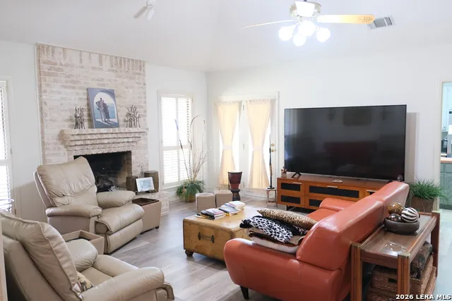 6006 SHADY CREEK Windcrest, TX 78239