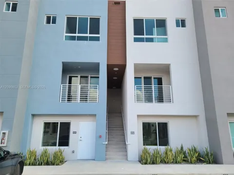 2555 NE 193 St #2114