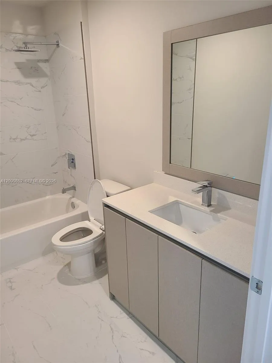 2555 NE 193 St #2114 Miami, FL 33180