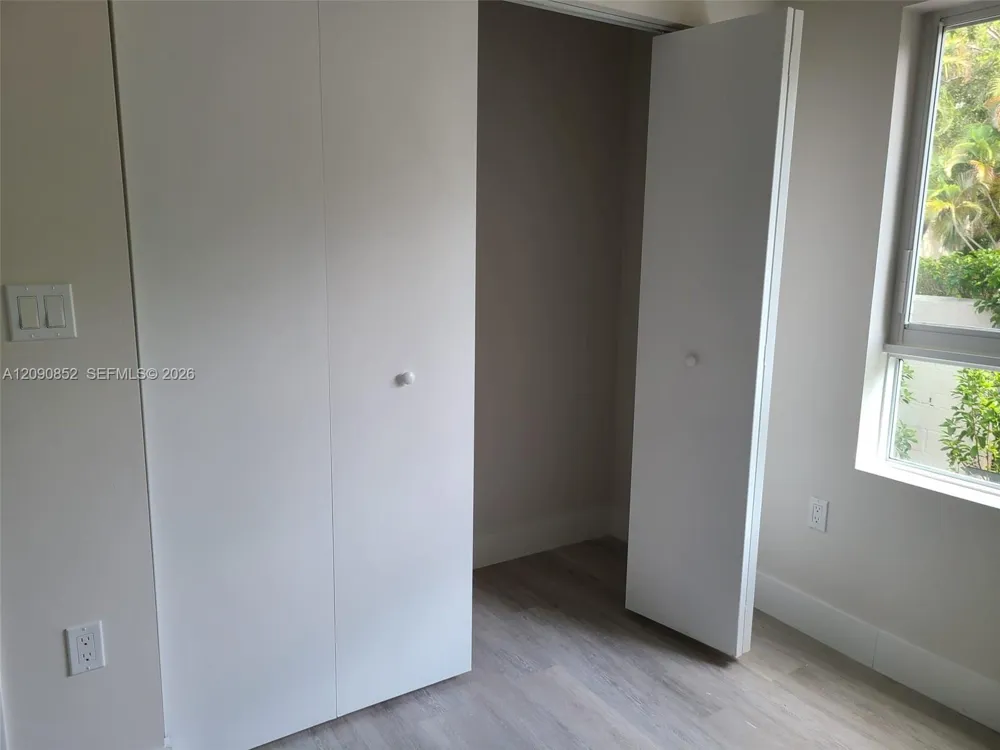 2555 NE 193 St #2114 Miami, FL 33180