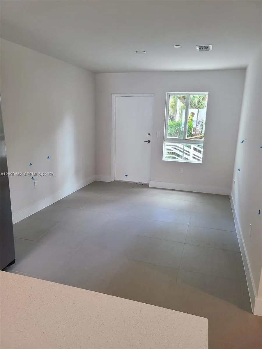 2555 NE 193 St #2114 Miami, FL 33180