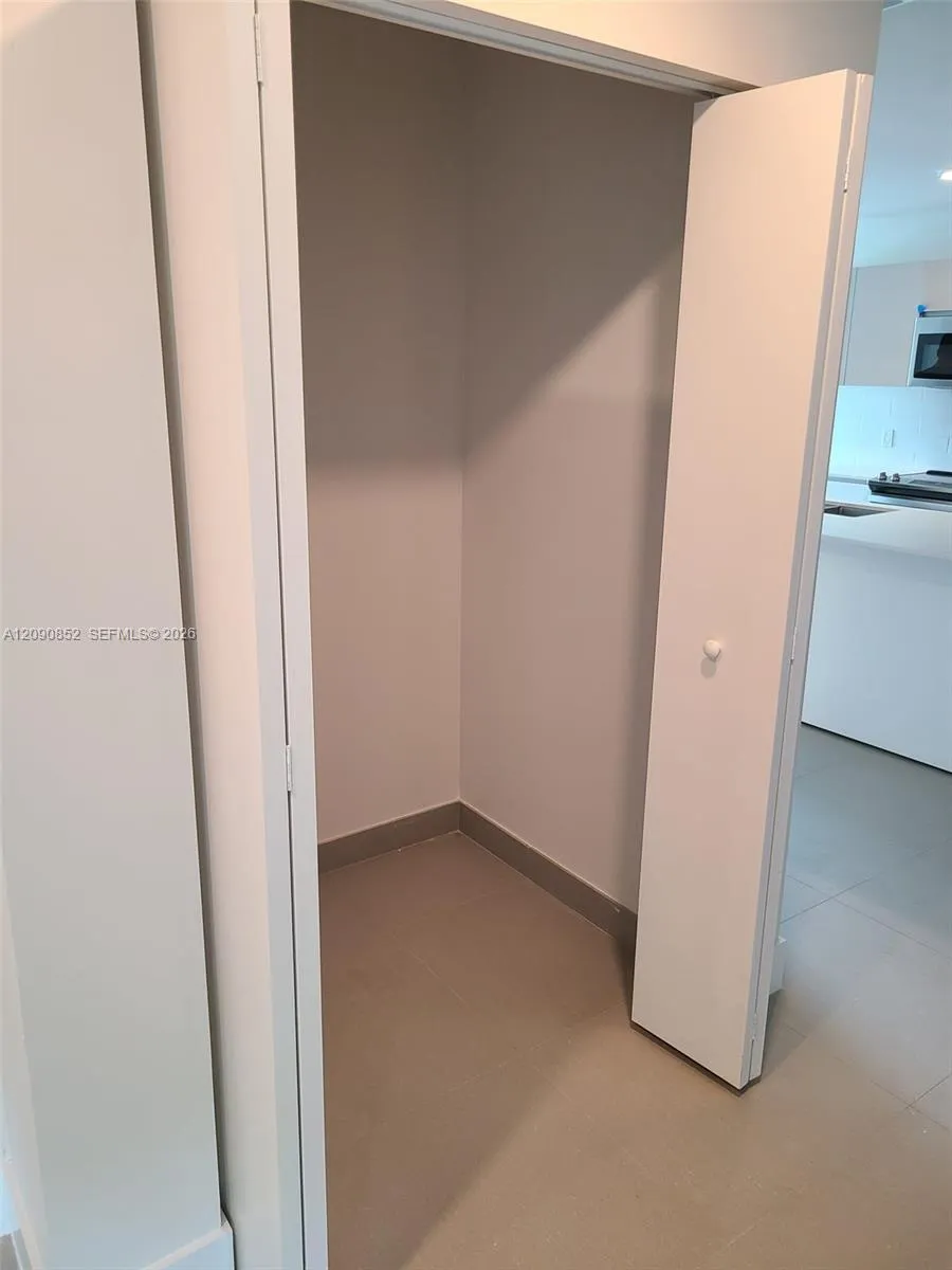 2555 NE 193 St #2114 Miami, FL 33180