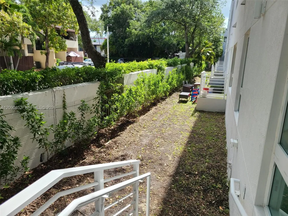 2555 NE 193 St #2114 Miami, FL 33180