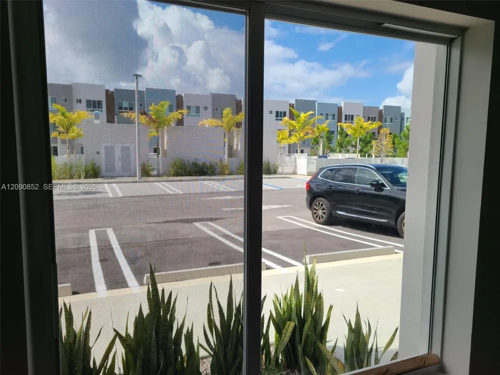 2555 NE 193 St #2114 Miami, FL 33180