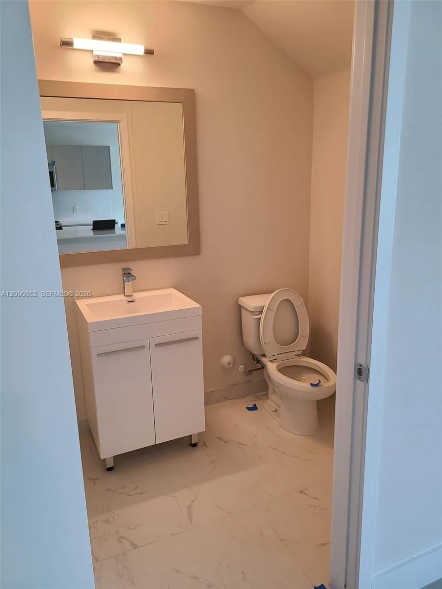 2555 NE 193 St #2114 Miami, FL 33180
