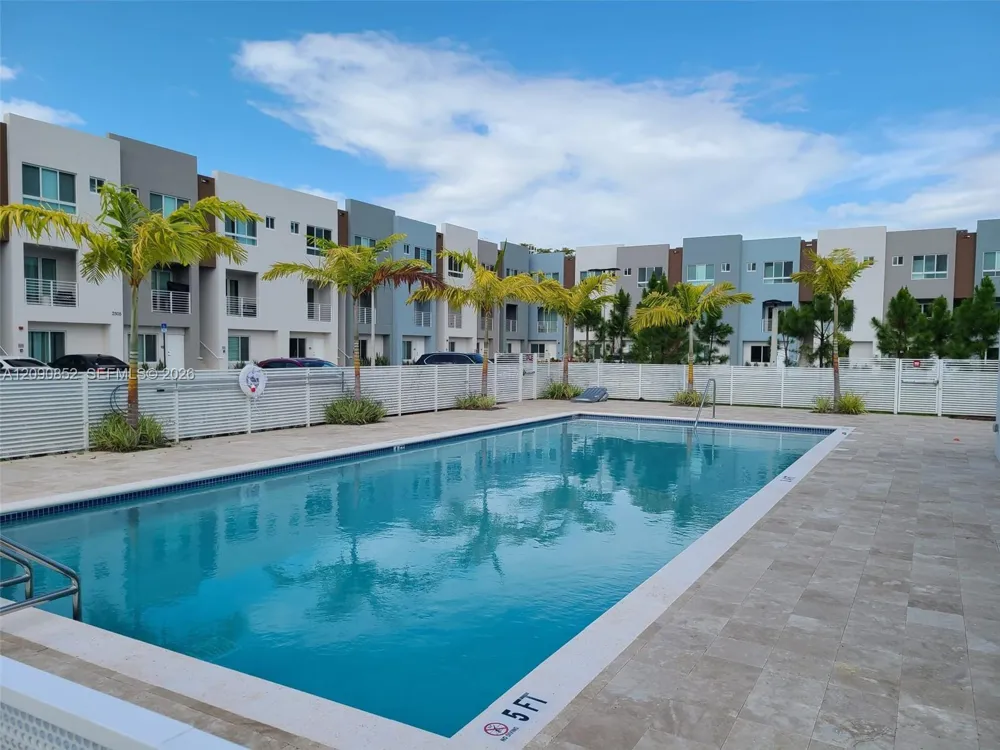2555 NE 193 St #2114 Miami, FL 33180