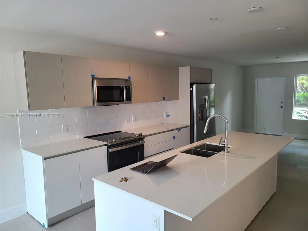 2555 NE 193 St #2114 Miami, FL 33180