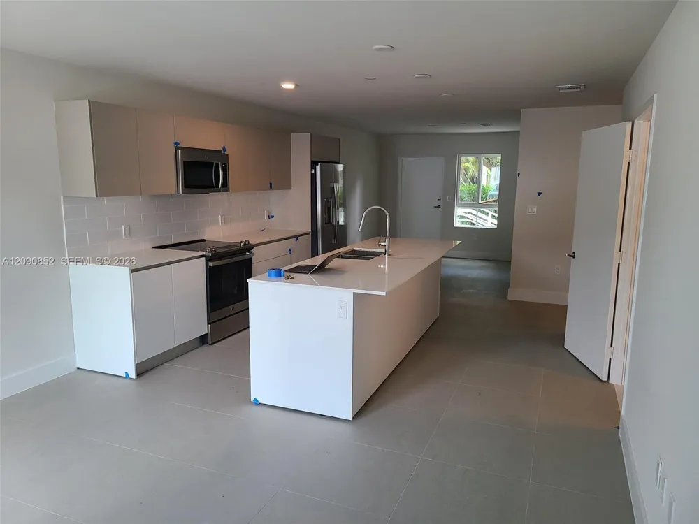 2555 NE 193 St #2114 Miami, FL 33180