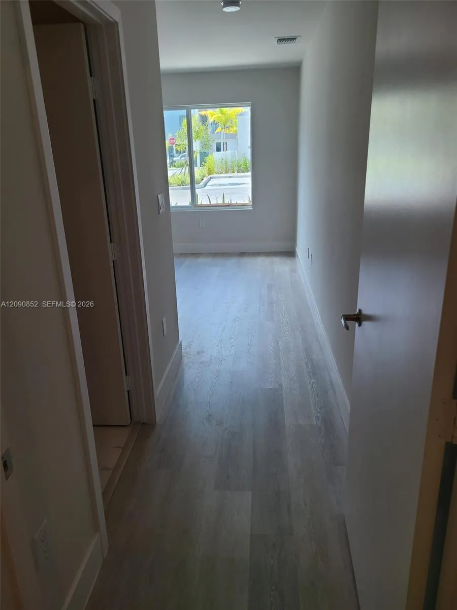 2555 NE 193 St #2114 Miami, FL 33180