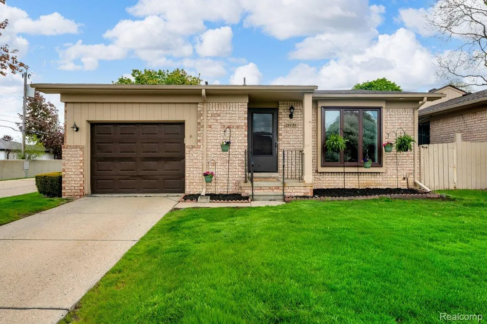 29454 Scarborough Drive Warren City, MI 48088