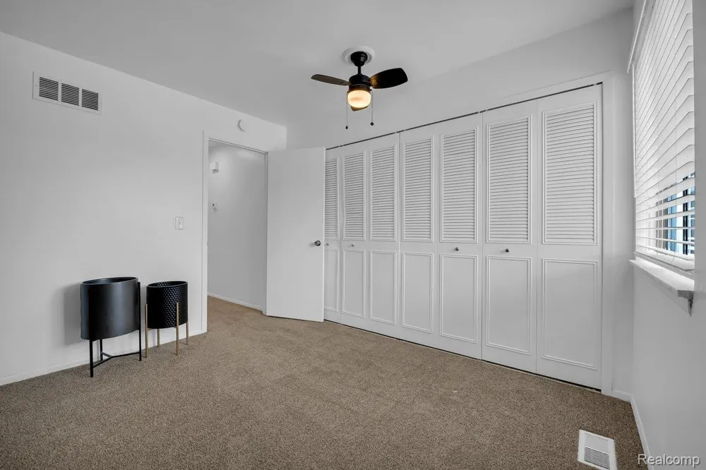 29454 Scarborough Drive Warren City, MI 48088