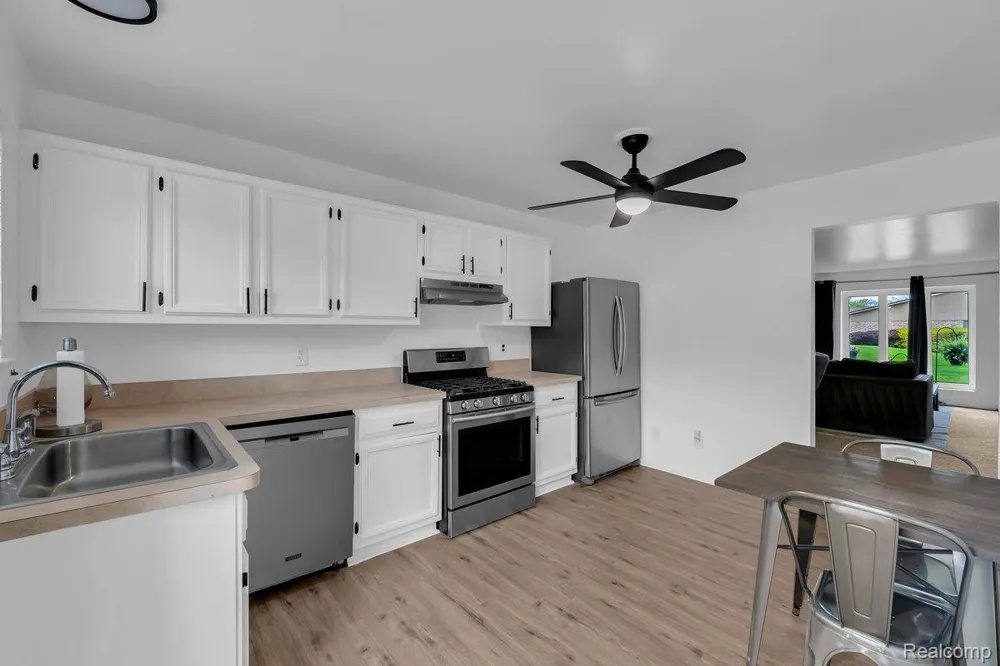 29454 Scarborough Drive Warren City, MI 48088