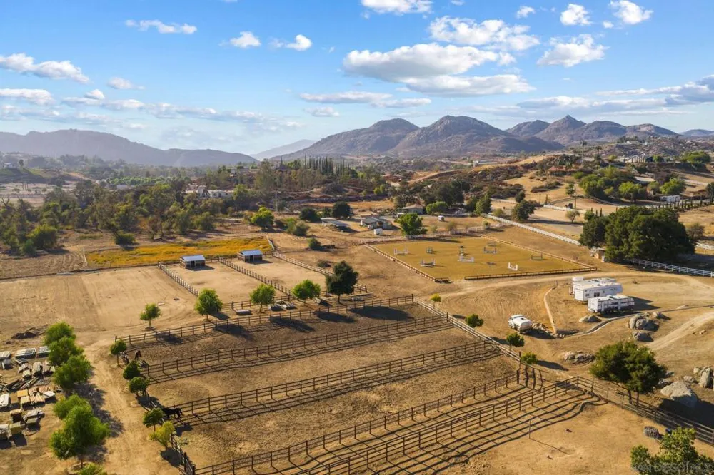 38955 E Benton Rd Temecula, CA 92592