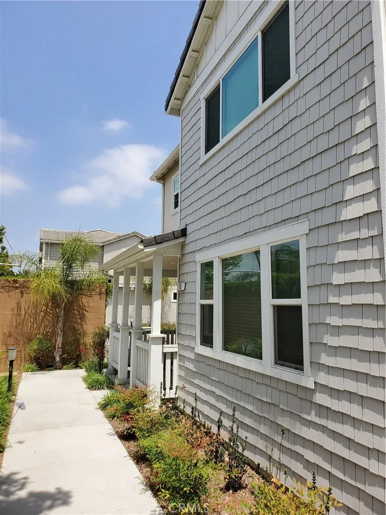 15 Gazania Compton, CA 90221