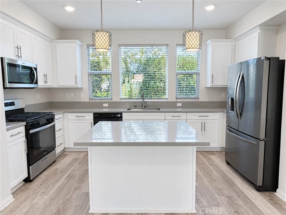 15 Gazania Compton, CA 90221