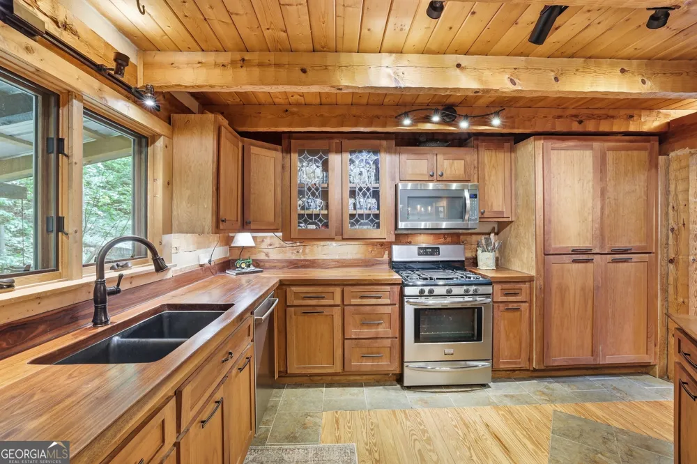 320 Sweetwater DR Clarkesville, GA 30523