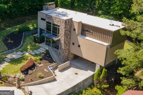 643 Larchmont CIR NW