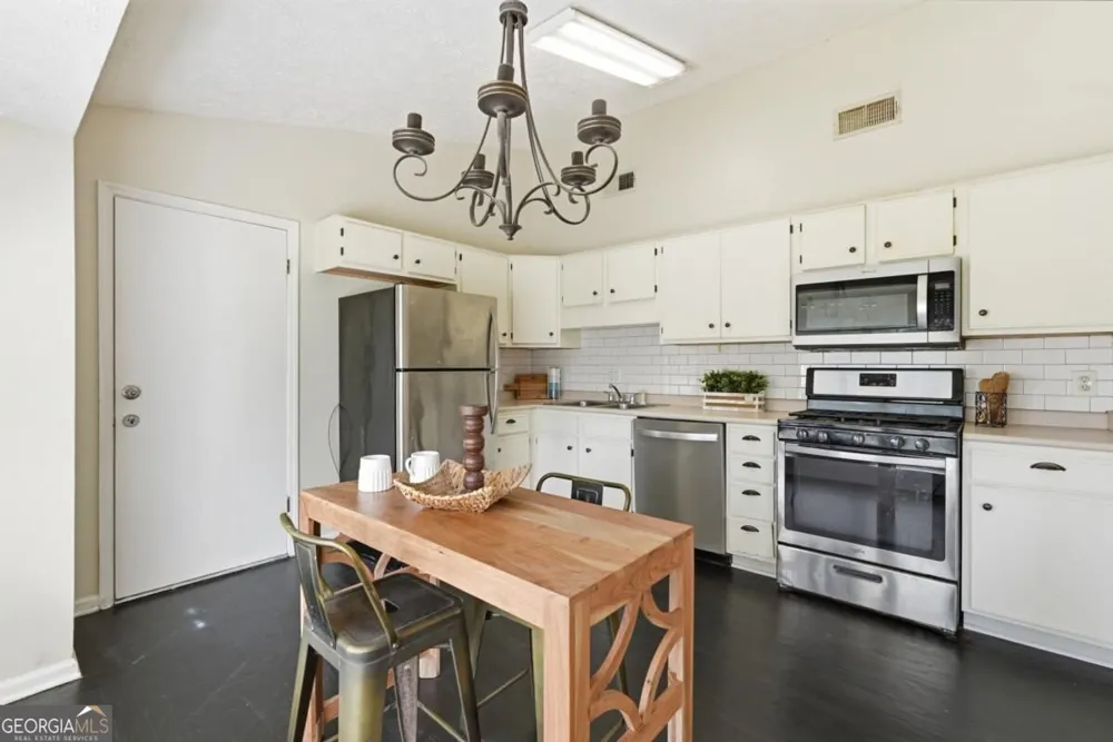 2 E White Hawthorne DR Savannah, GA 31419