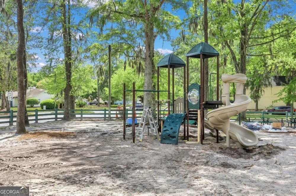 2 E White Hawthorne DR Savannah, GA 31419