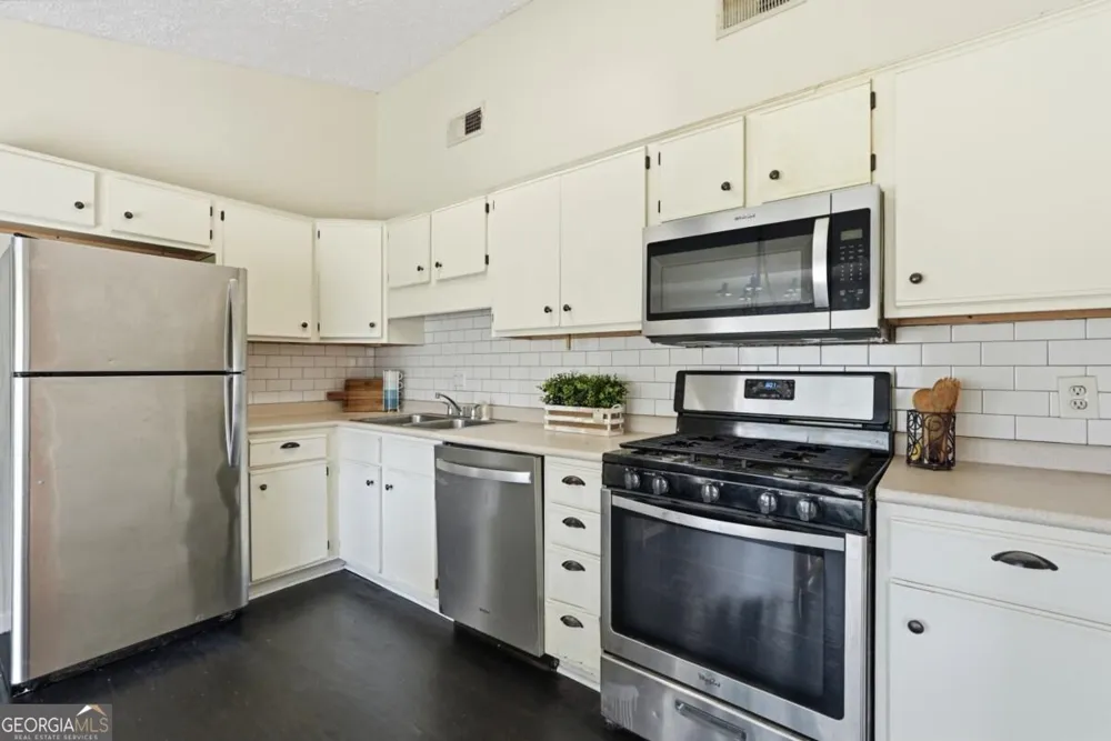 2 E White Hawthorne DR Savannah, GA 31419
