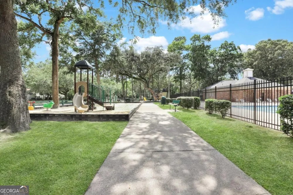 2 E White Hawthorne DR Savannah, GA 31419