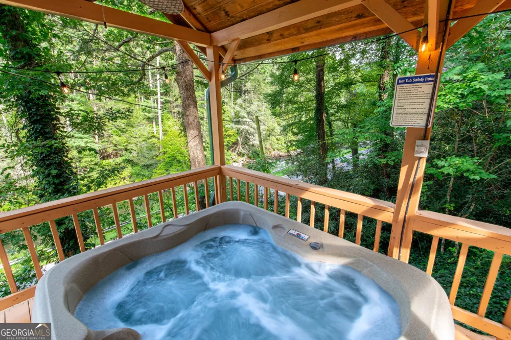 55 River Bend LN Blue Ridge, GA 30513