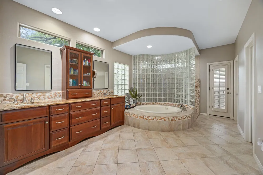 917 Challenger Lakeway, TX 78734