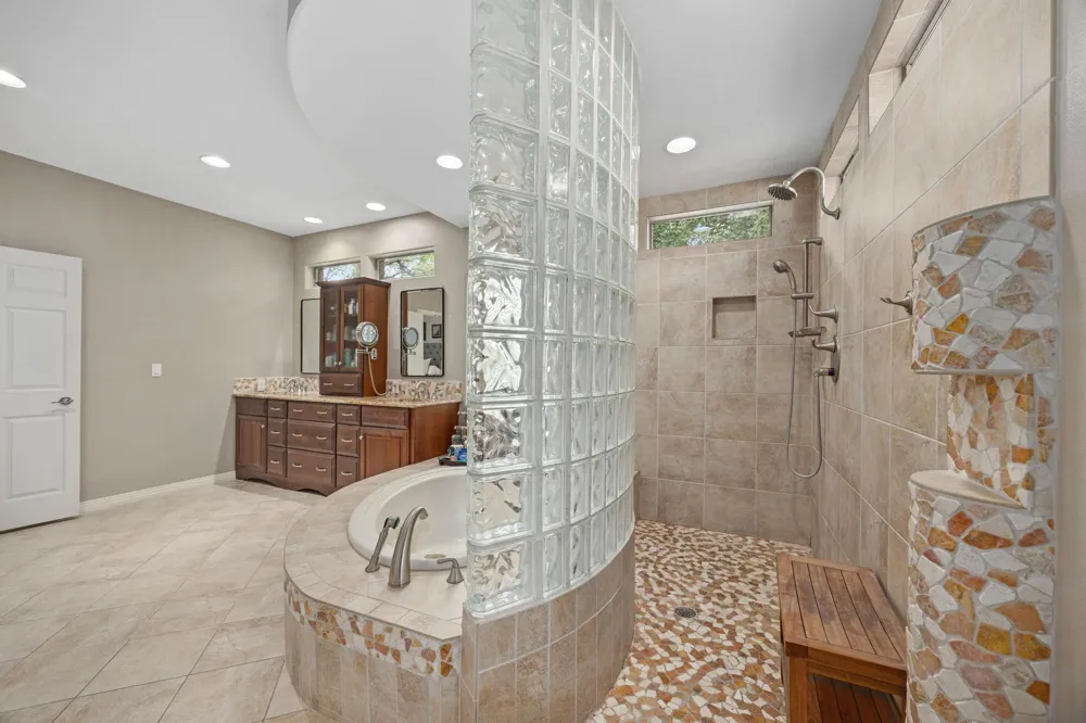 917 Challenger Lakeway, TX 78734