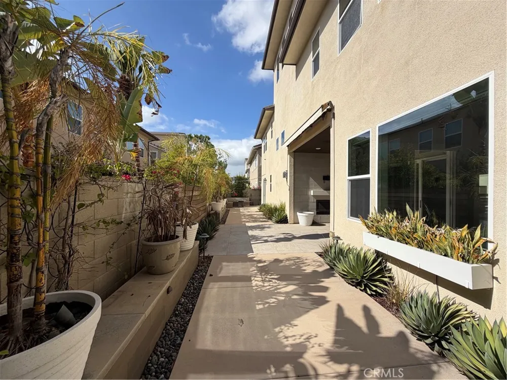 64 Chasma Irvine, CA 92618