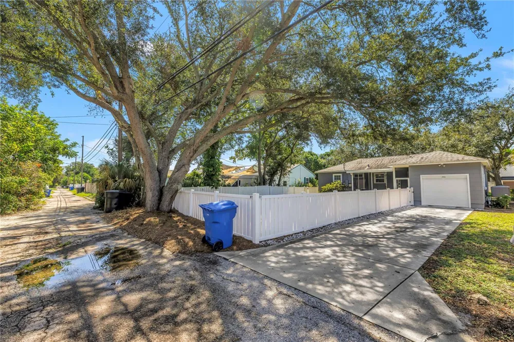 755 39TH AVENUE NE St Petersburg, FL 33703