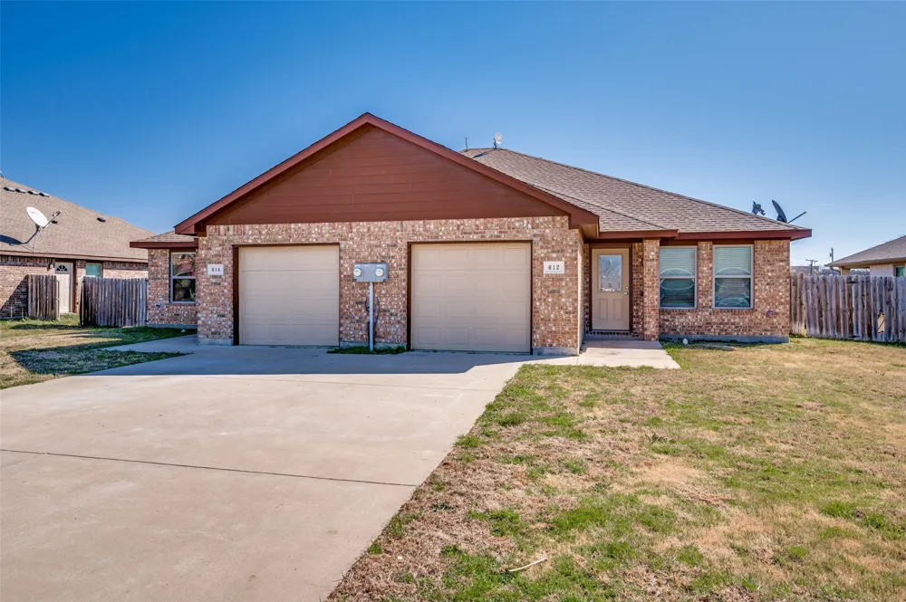 612 6th Gunter, TX 75058