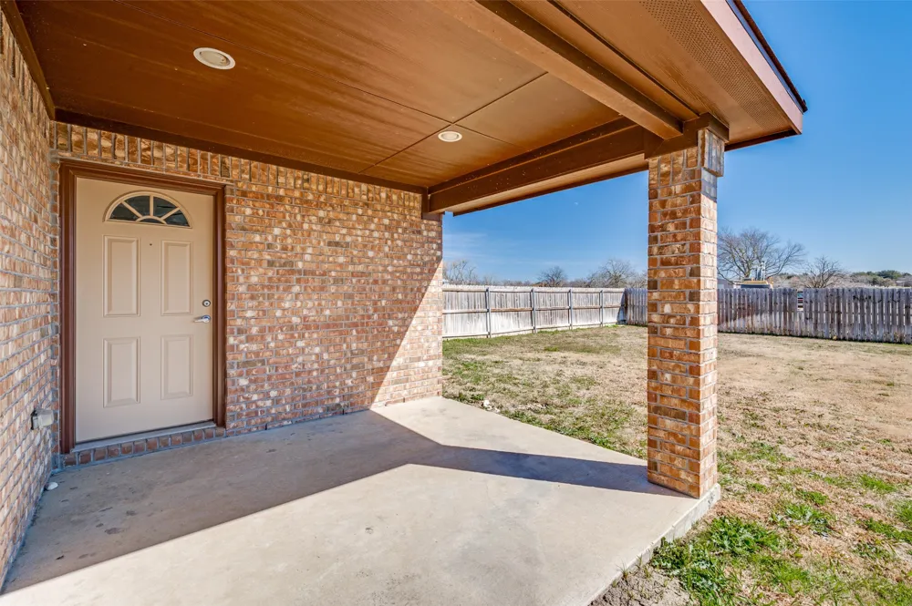612 6th Gunter, TX 75058