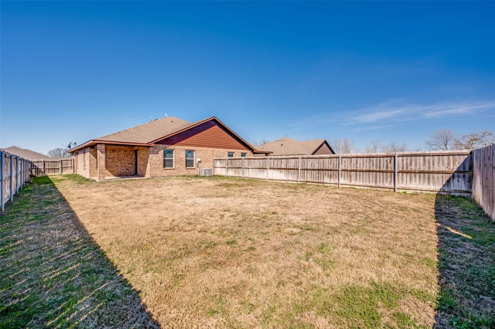 612 6th Gunter, TX 75058