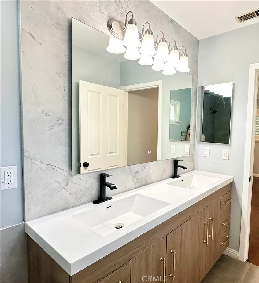 2649 Parish Burbank, CA 91504