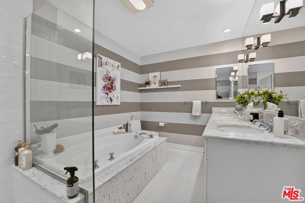 289 S Barrington Avenue #A308 Los Angeles, CA 90049