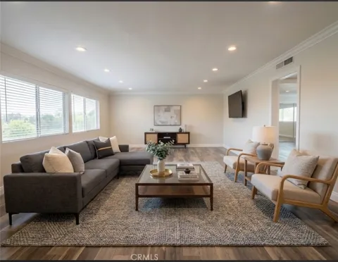 5354 Lindley #204