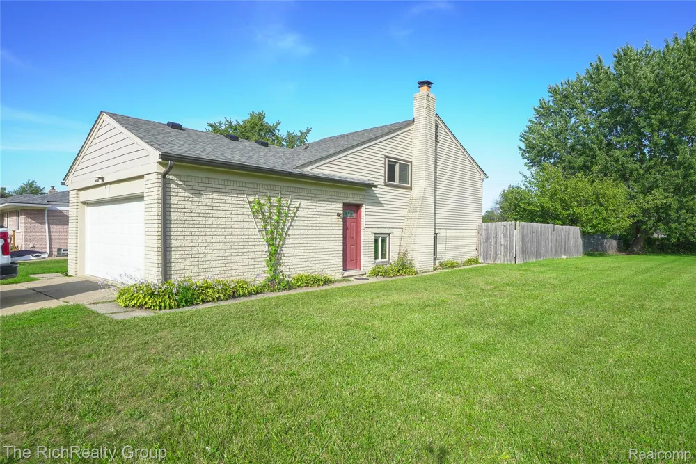30350 Quinkert Street Roseville City, MI 48066