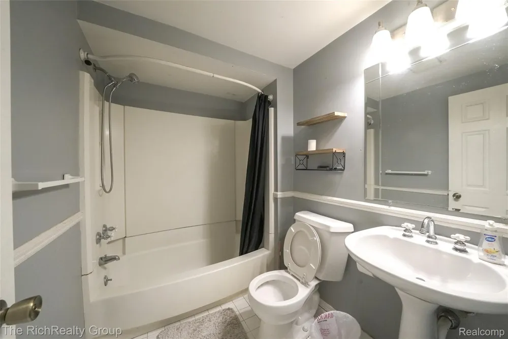 30350 Quinkert Street Roseville City, MI 48066