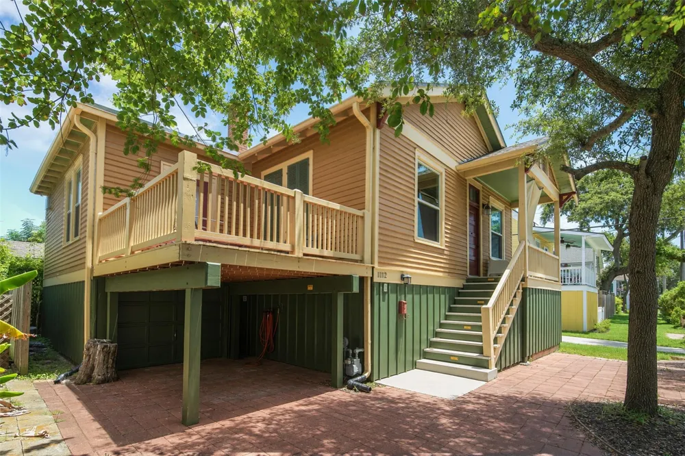 1112 17th Street Galveston, TX 77550