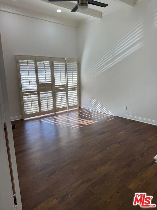 22313 Erwin Street Woodland Hills, CA 91367