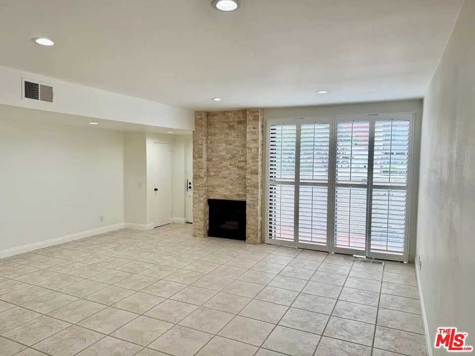 22313 Erwin Street Woodland Hills, CA 91367