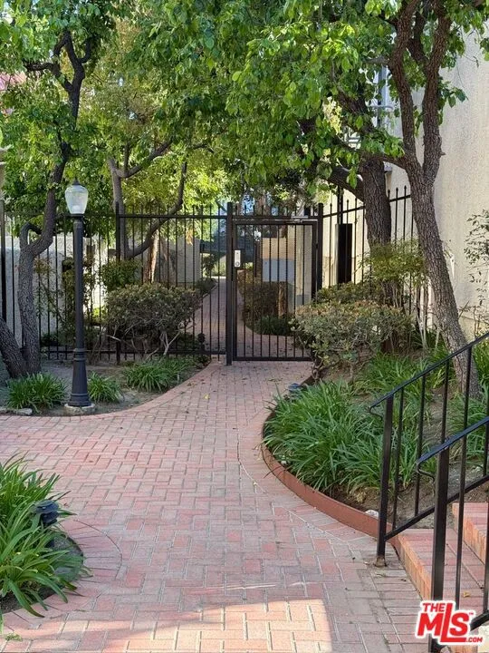 22313 Erwin Street Woodland Hills, CA 91367
