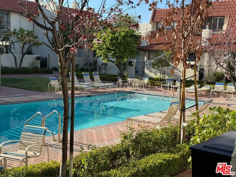 22313 Erwin Street Woodland Hills, CA 91367