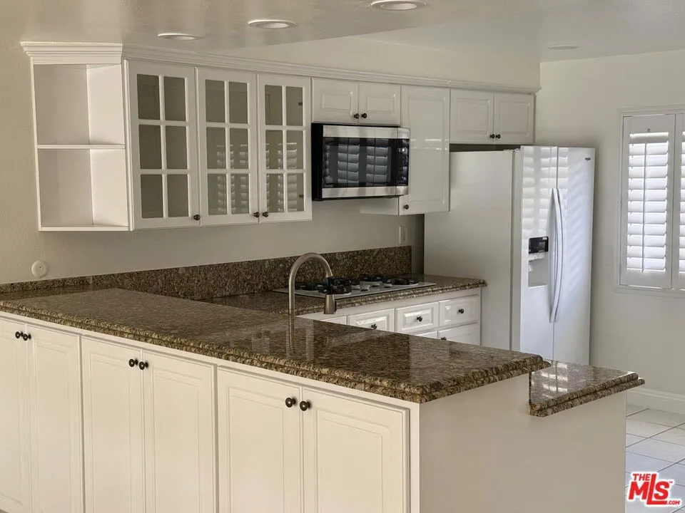 22313 Erwin Street Woodland Hills, CA 91367