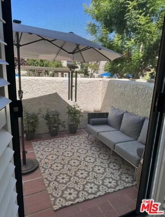 22313 Erwin Street Woodland Hills, CA 91367